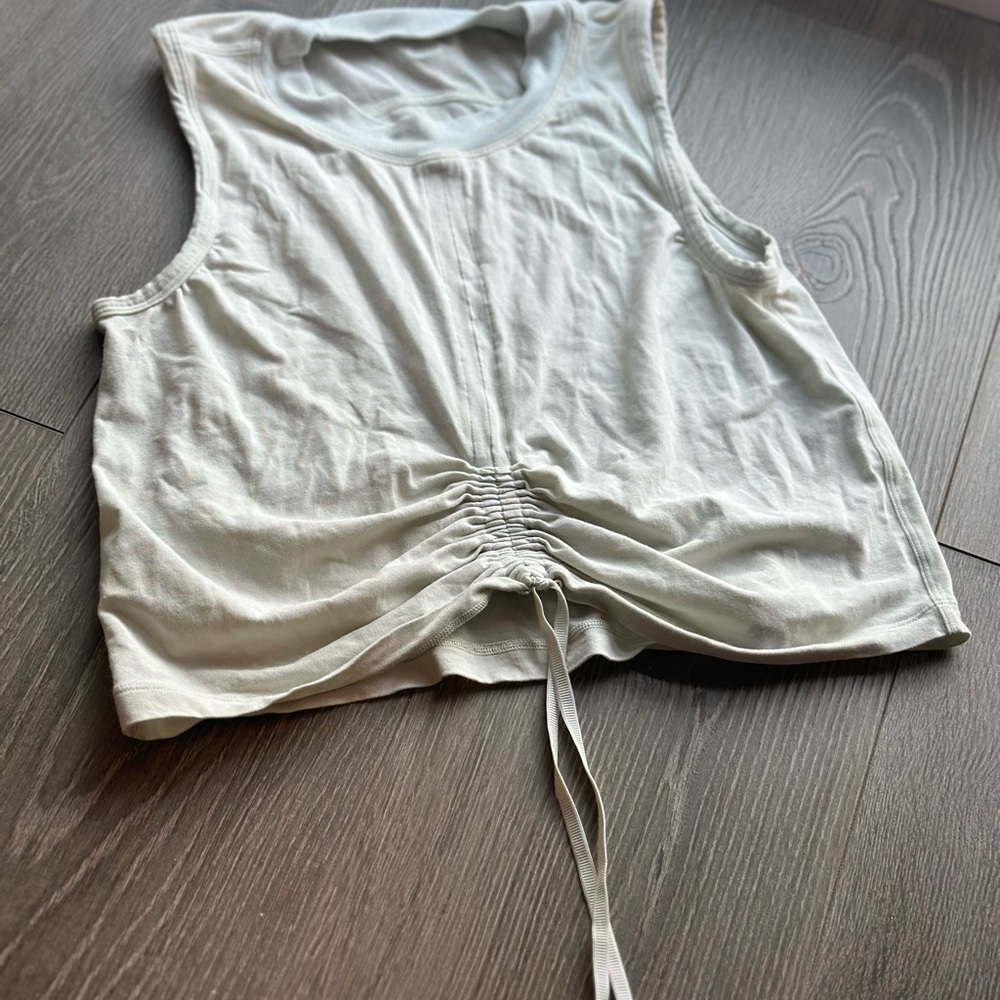 Lululemon sleeveless ruched top in very light lime color!